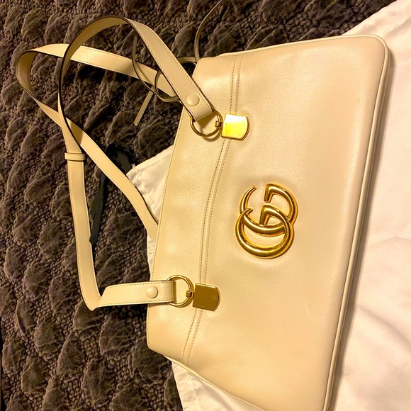 White/ cream color with Gucci Golf Logo - Picture 2 of 6